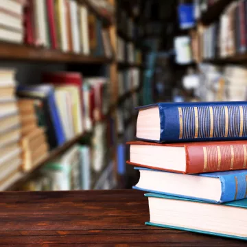 Ein Stapel Bücher in der Bibliothek. 