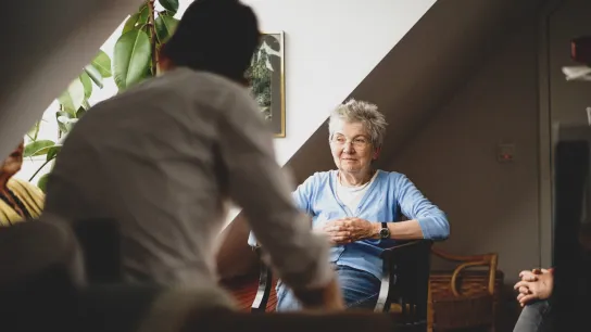 PROMENZ/dragan_dok Eine Person sitzt auf einem Stuhl.