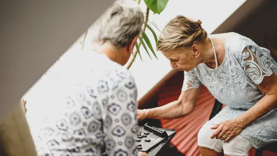 Zwei Personen spielen ein Brettspiel. 