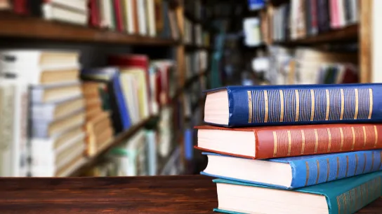 © Africa Studio - stock.adobe.com Ein Stapel Bücher in der Bibliothek.